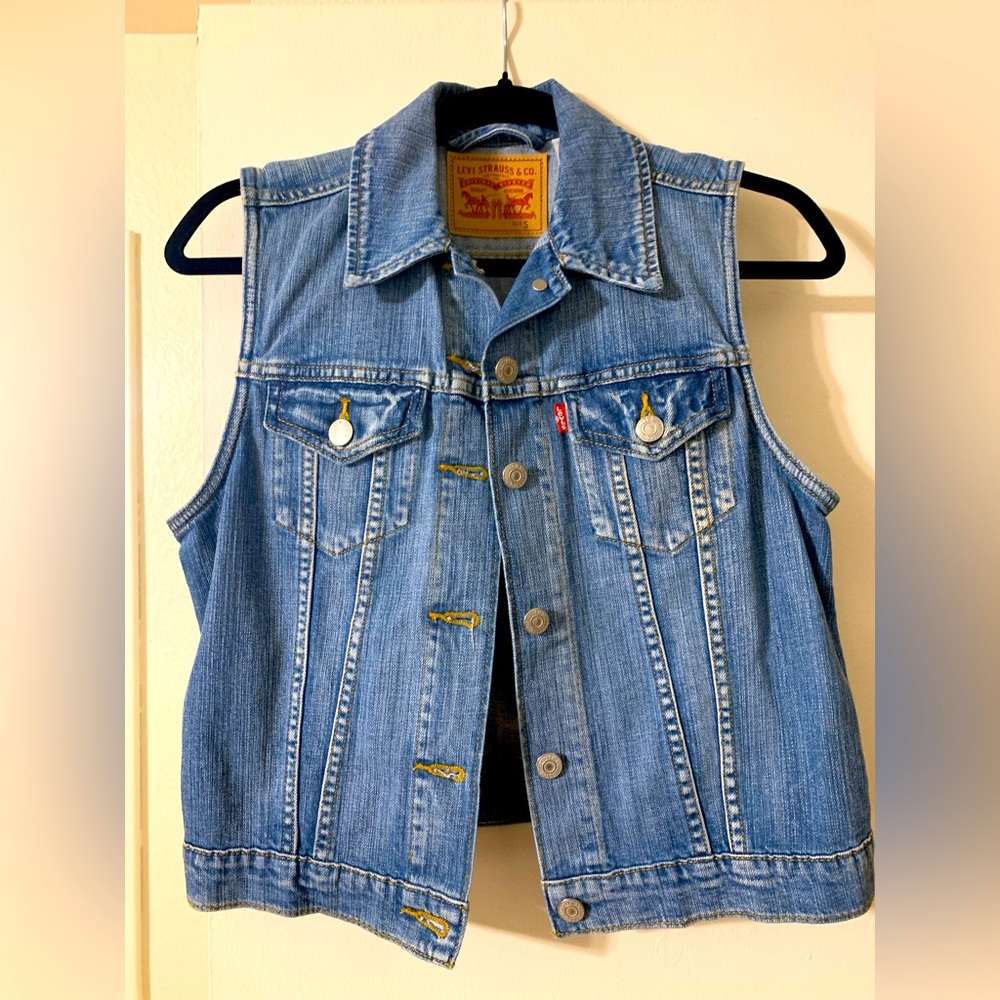 LEVI STRAUSS & CO vest in small